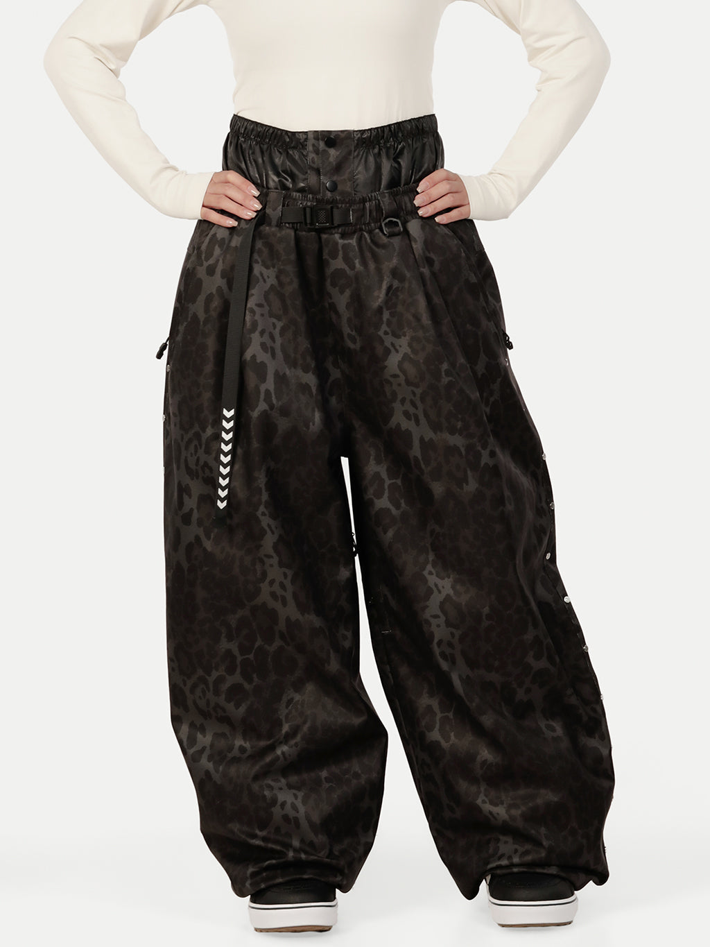 Urban Vibe Damen-Arbeitskleidungs-inspirierte, nietenverzierte, weite OG Baggy Schneehose