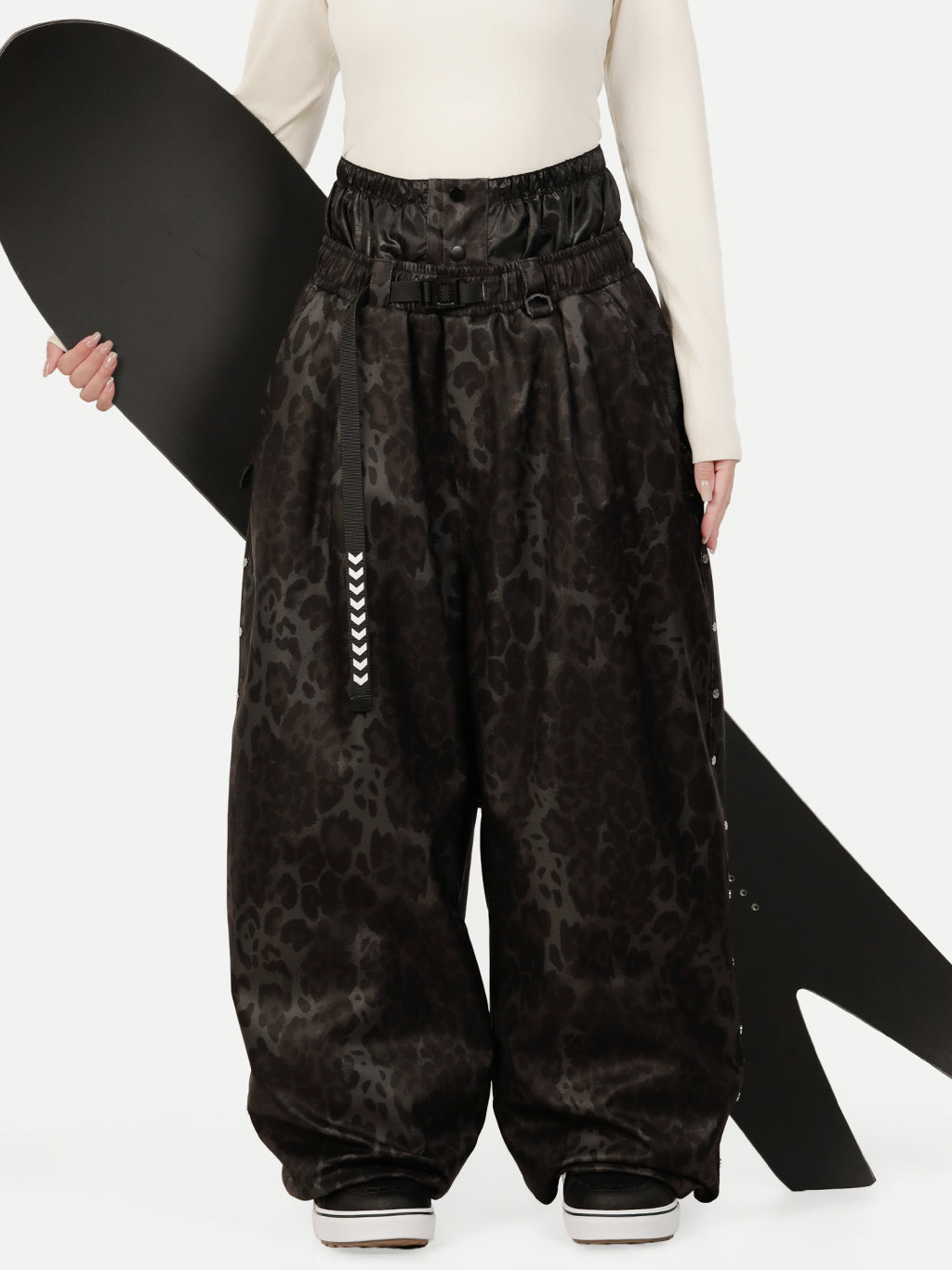 Urban Vibe Damen-Arbeitskleidungs-inspirierte, nietenverzierte, weite OG Baggy Schneehose