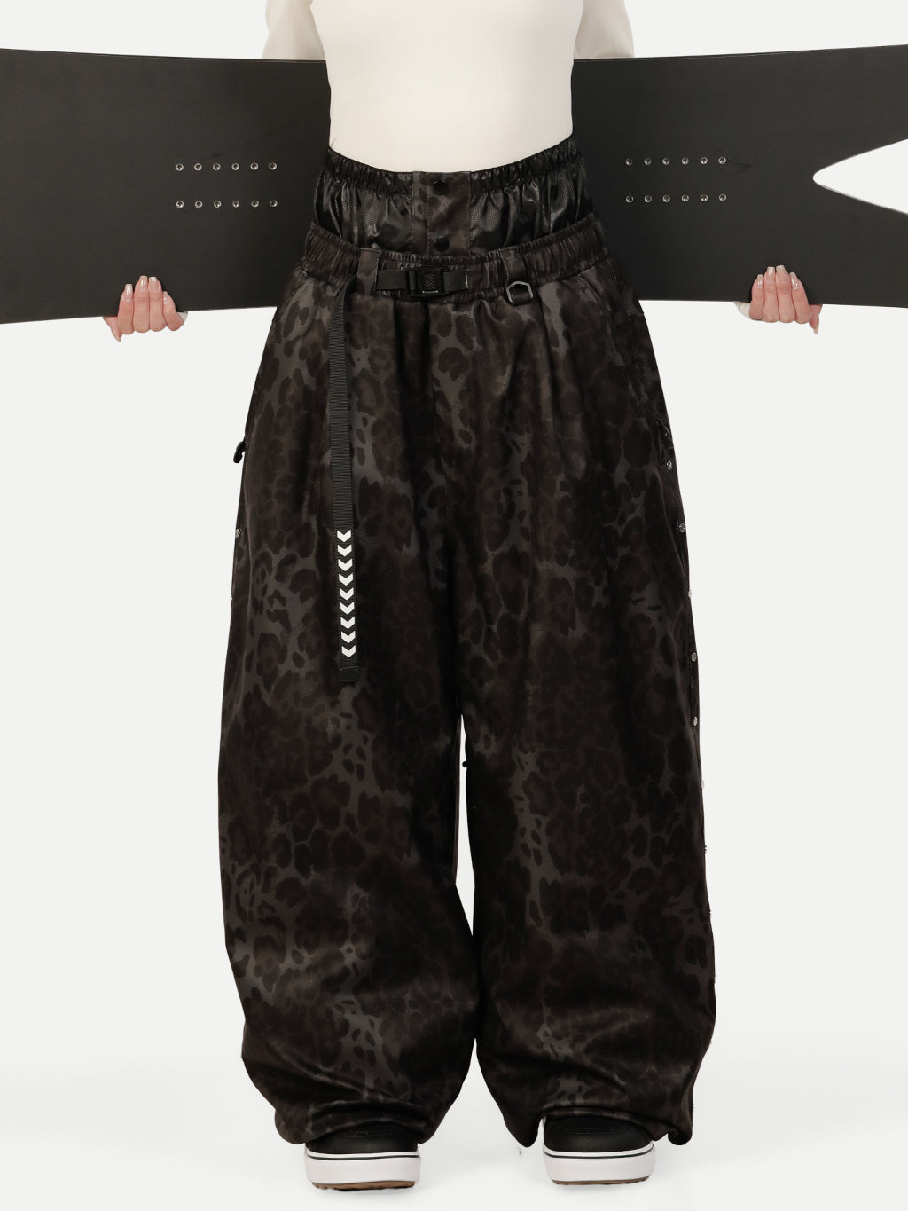 Urban Vibe Damen-Arbeitskleidungs-inspirierte, nietenverzierte, weite OG Baggy Schneehose