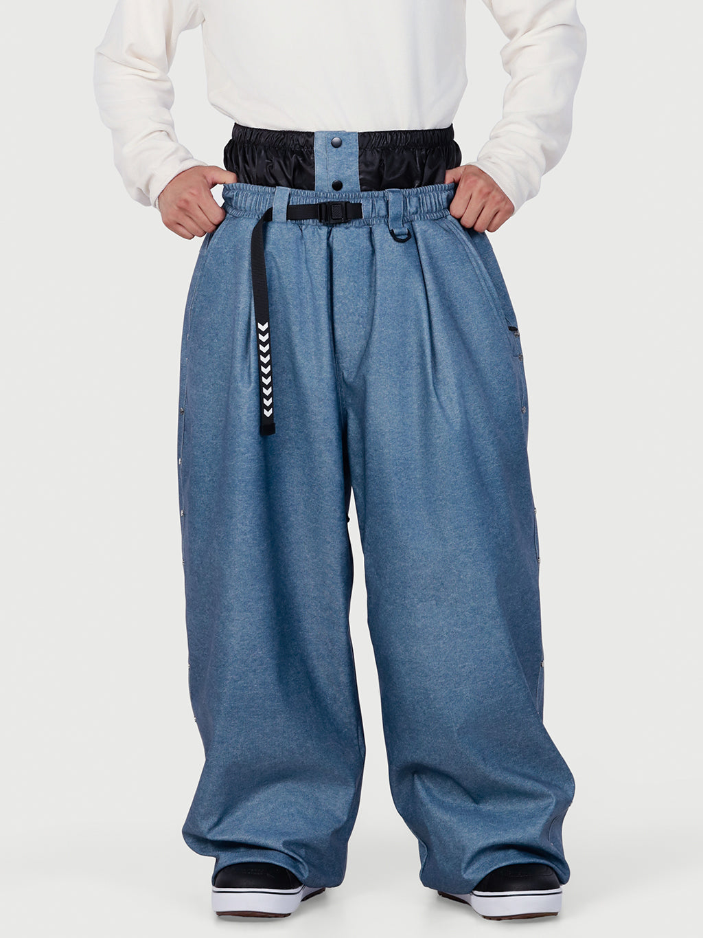 Urban Vibe Herren-Schneehose im Workwear-Stil mit Nietenbesatz, weitem Schnitt und lässiger Passform.