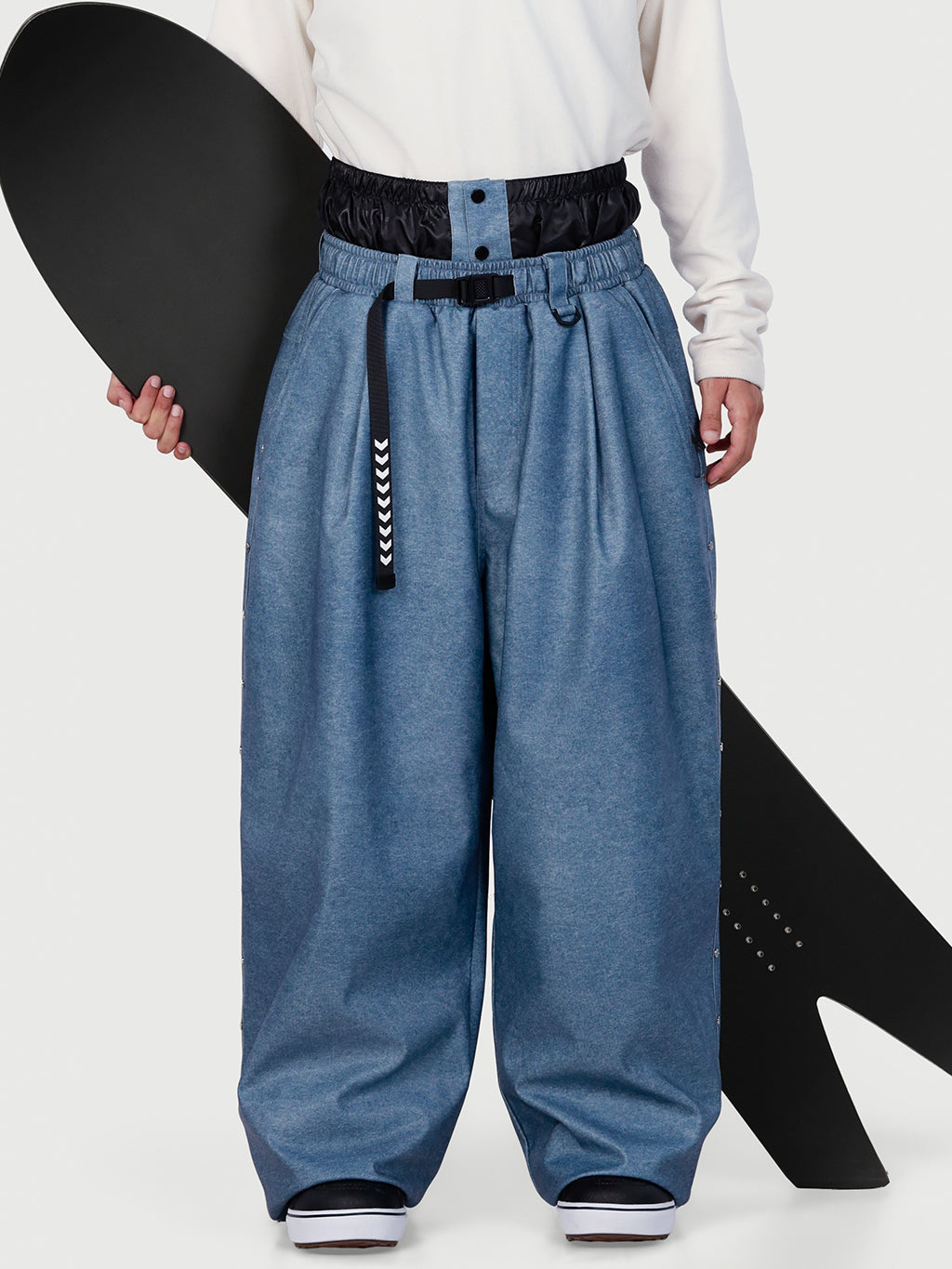 Urban Vibe Herren-Schneehose im Workwear-Stil mit Nietenbesatz, weitem Schnitt und lässiger Passform.