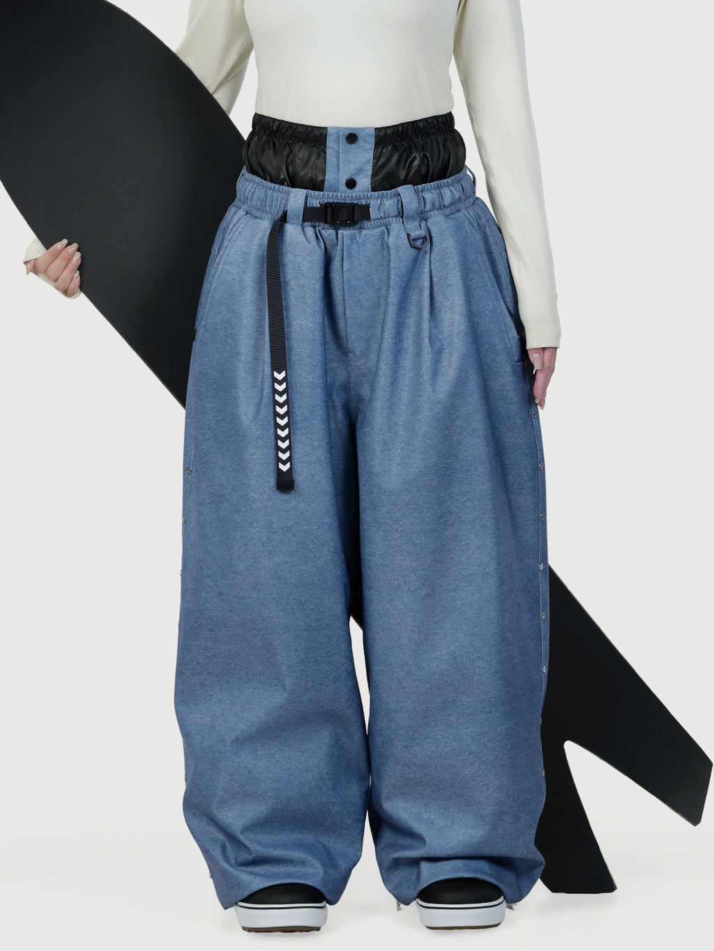 Urban Vibe Damen-Arbeitskleidungs-inspirierte, nietenverzierte, weite OG Baggy Schneehose