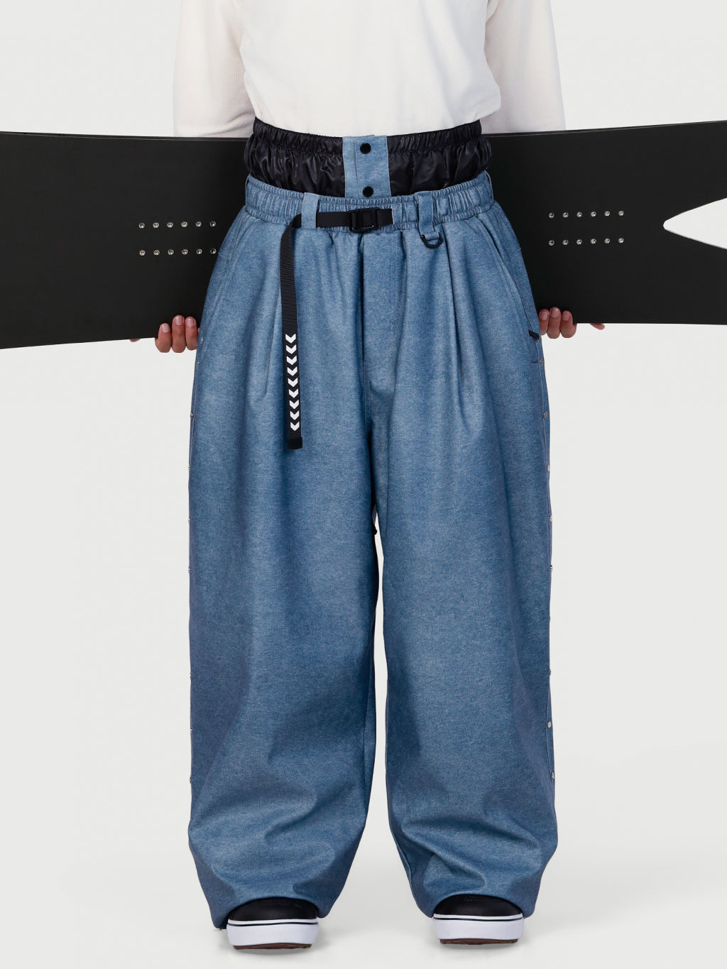 Urban Vibe Herren-Schneehose im Workwear-Stil mit Nietenbesatz, weitem Schnitt und lässiger Passform.