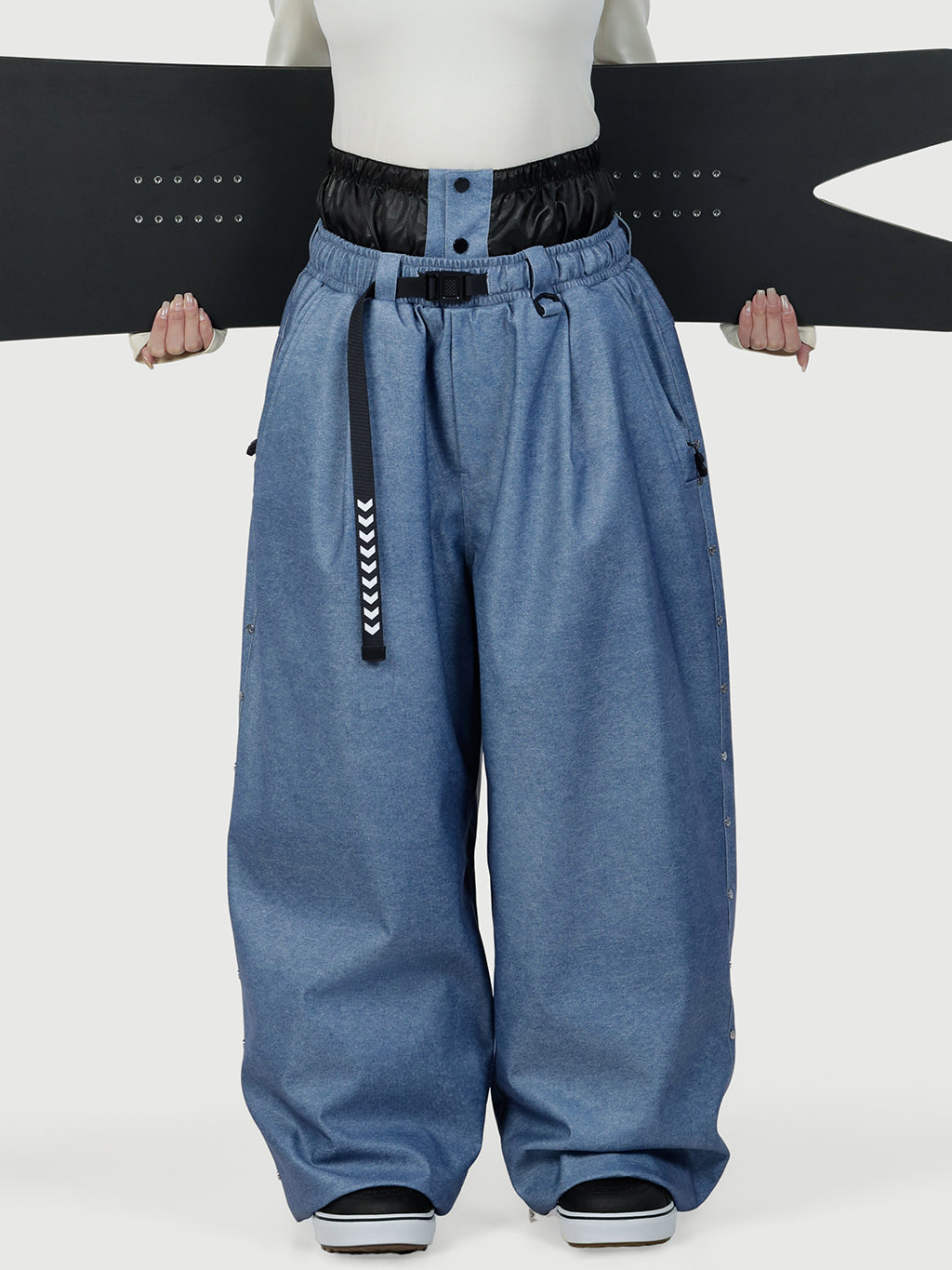 Urban Vibe Damen-Arbeitskleidungs-inspirierte, nietenverzierte, weite OG Baggy Schneehose