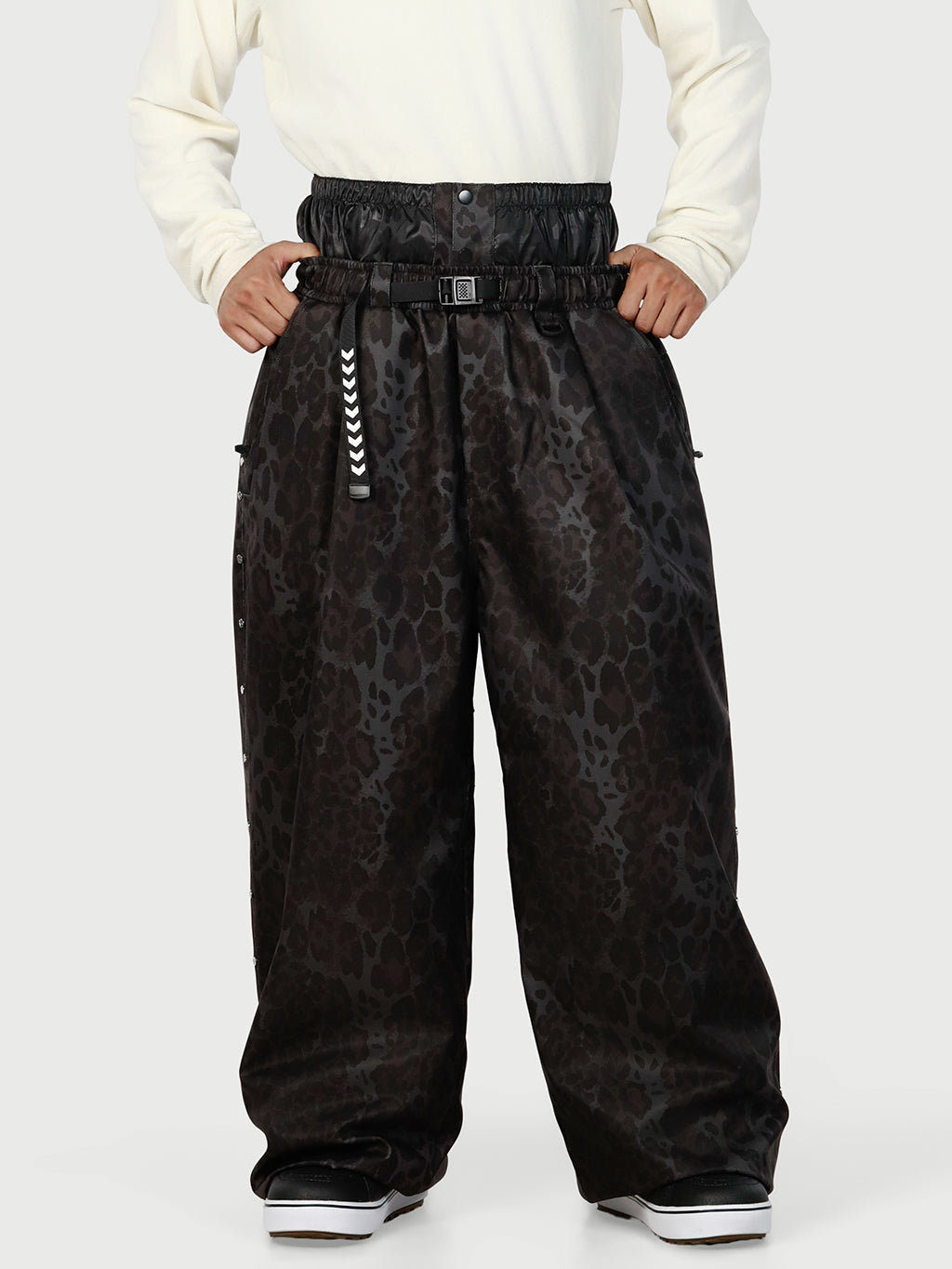 Urban Vibe Herren-Schneehose im Workwear-Stil mit Nietenbesatz, weitem Schnitt und lässiger Passform.