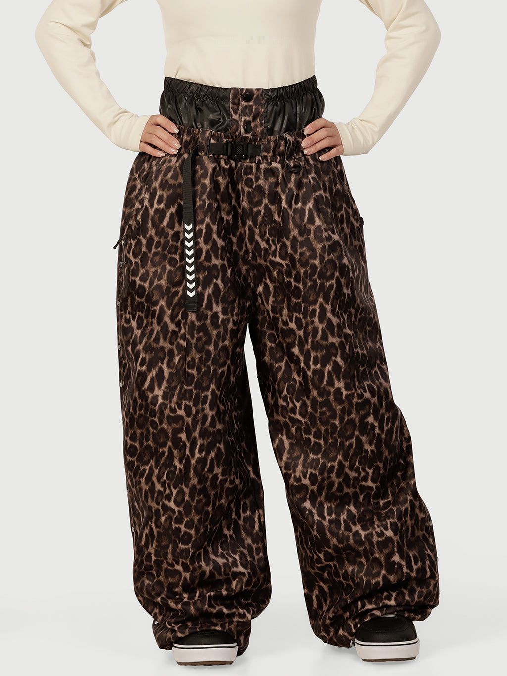 Urban Vibe Damen-Arbeitskleidungs-inspirierte, nietenverzierte, weite OG Baggy Schneehose