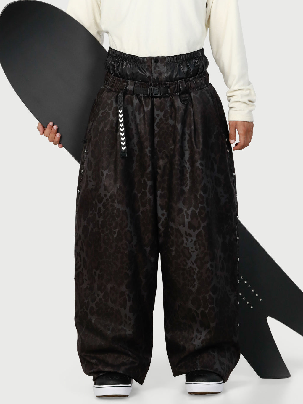 Urban Vibe Herren-Schneehose im Workwear-Stil mit Nietenbesatz, weitem Schnitt und lässiger Passform.