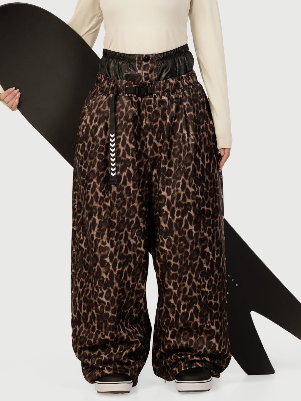 Urban Vibe Damen-Arbeitskleidungs-inspirierte, nietenverzierte, weite OG Baggy Schneehose