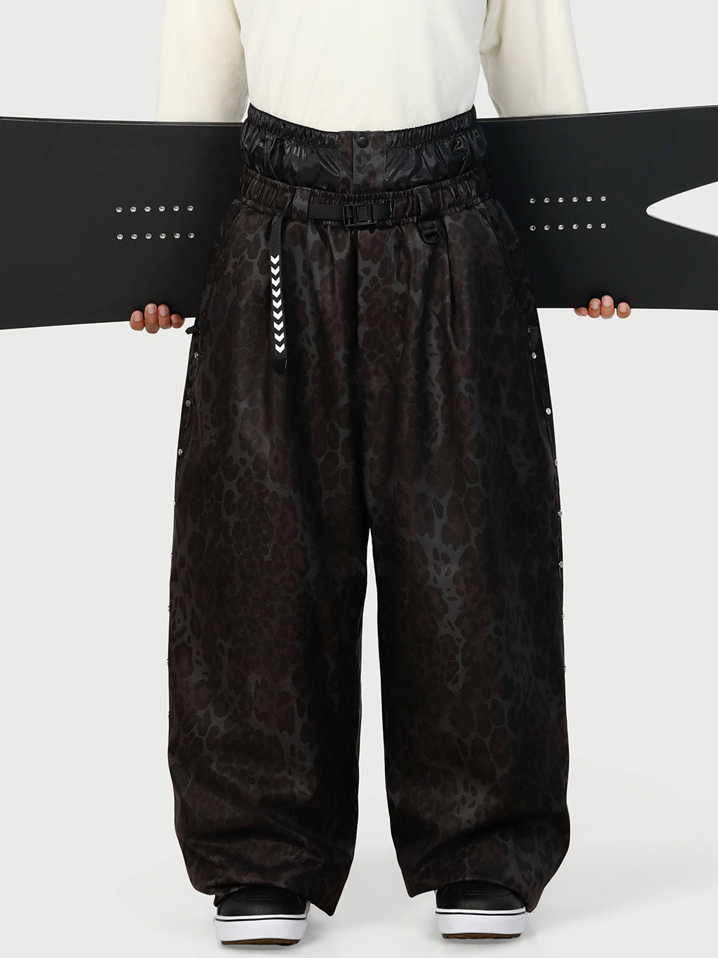 Urban Vibe Herren-Schneehose im Workwear-Stil mit Nietenbesatz, weitem Schnitt und lässiger Passform.