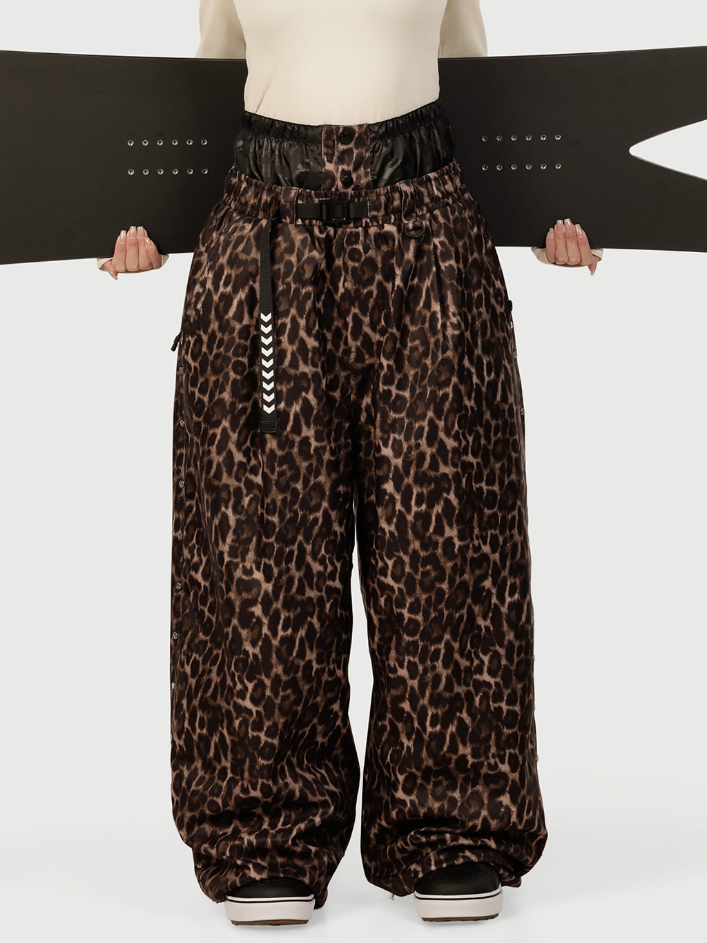 Urban Vibe Damen-Arbeitskleidungs-inspirierte, nietenverzierte, weite OG Baggy Schneehose