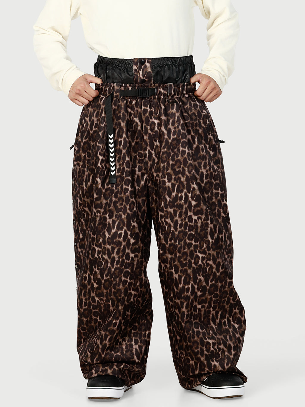 Urban Vibe Herren-Schneehose im Workwear-Stil mit Nietenbesatz, weitem Schnitt und lässiger Passform.