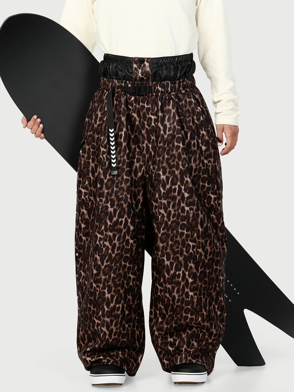 Urban Vibe Herren-Schneehose im Workwear-Stil mit Nietenbesatz, weitem Schnitt und lässiger Passform.