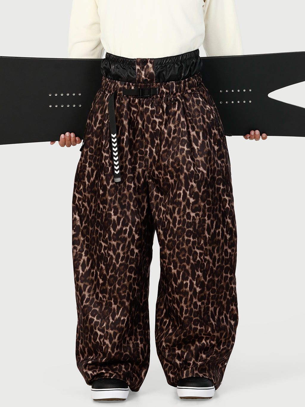 Urban Vibe Herren-Schneehose im Workwear-Stil mit Nietenbesatz, weitem Schnitt und lässiger Passform.