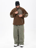 Set aus Herren-Pullover aus Kunstfleece und lässiger Freerider-Schneehose im urbanen Streetstyle