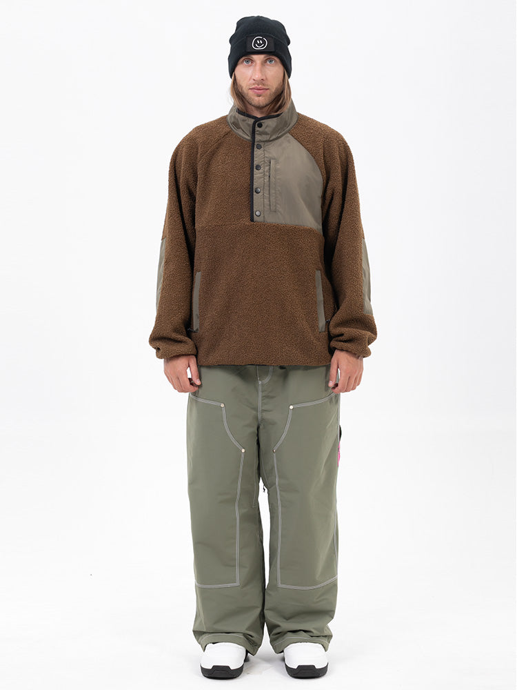 Set aus Herren-Pullover aus Kunstfleece und lässiger Freerider-Schneehose im urbanen Streetstyle