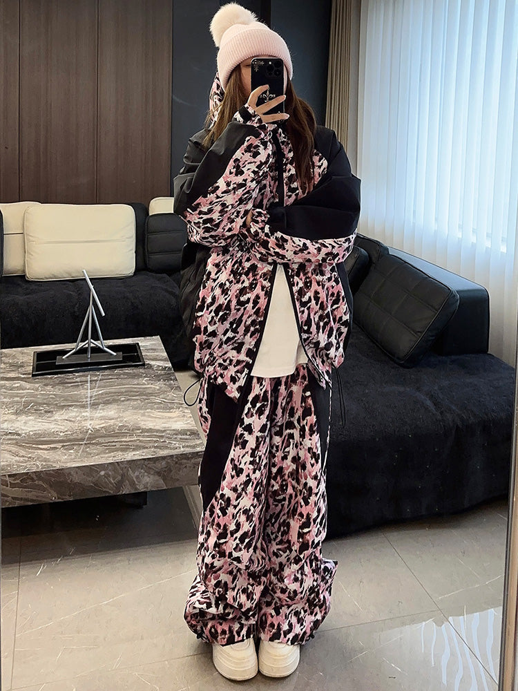 Damen-Schneeanzug „Blizzard Babe“ mit Leopardenmuster und pinkfarbenem Baggy-Schneeanzug