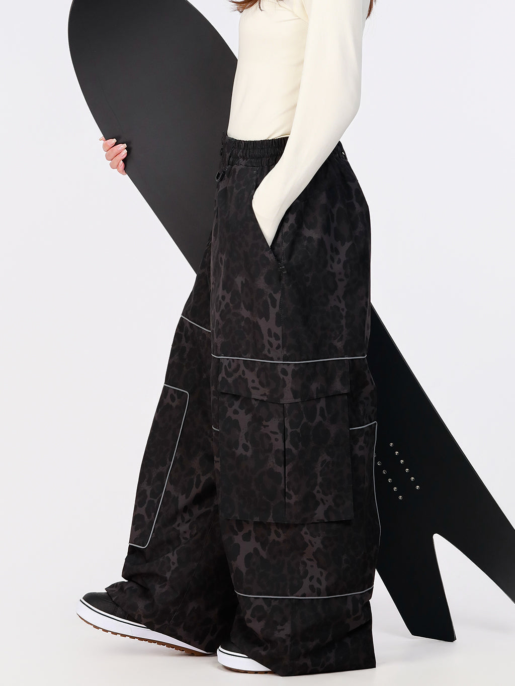 Nightline Park Rider Damen-Skihose mit reflektierenden Details, Cargotaschen und weitem Schnitt