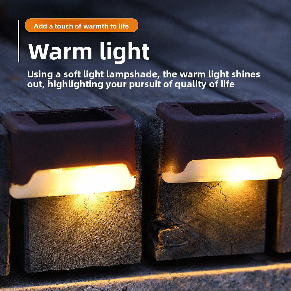 Solar Stufenleuchte an Treppenstufe im Garten
