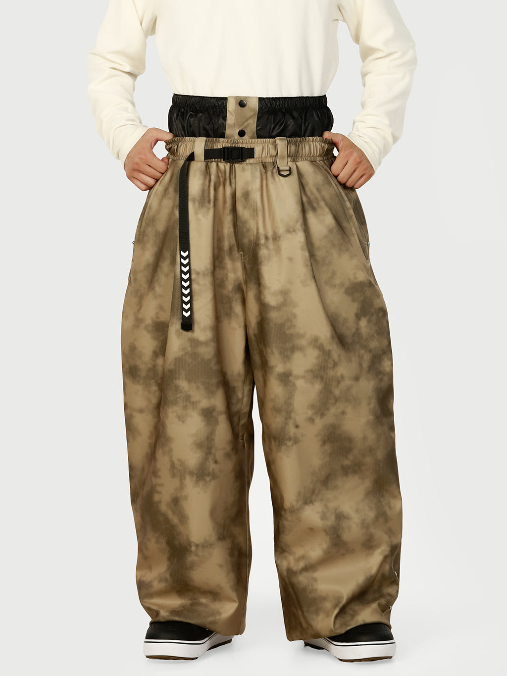 Urban Vibe Herren-Schneehose im Workwear-Stil mit Nietenbesatz, weitem Schnitt und lässiger Passform.
