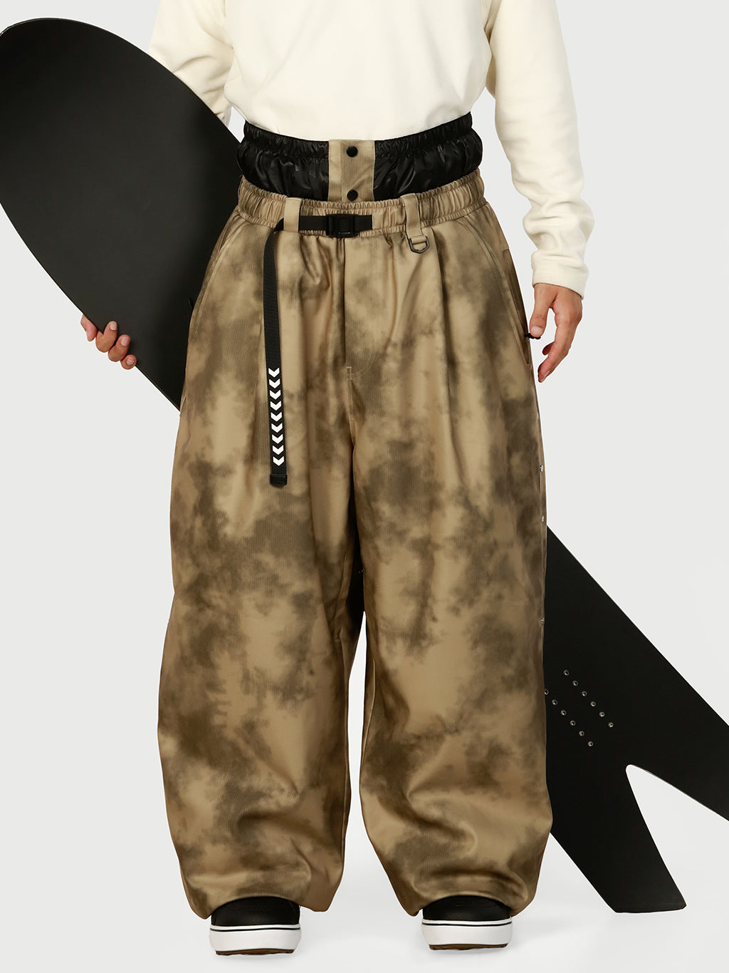 Urban Vibe Herren-Schneehose im Workwear-Stil mit Nietenbesatz, weitem Schnitt und lässiger Passform.