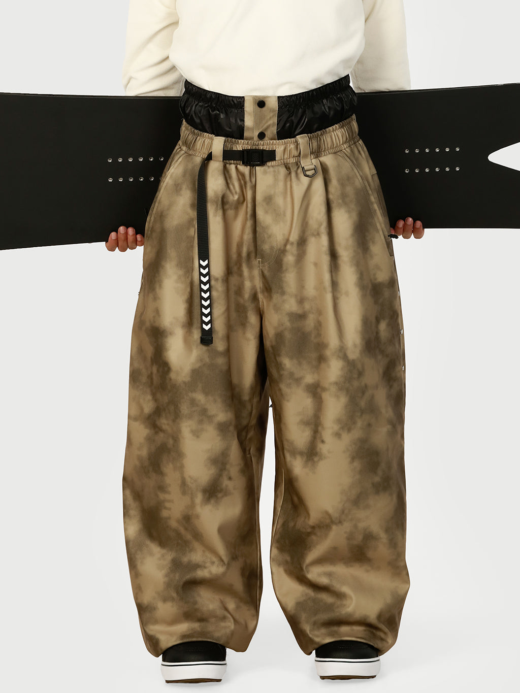 Urban Vibe Herren-Schneehose im Workwear-Stil mit Nietenbesatz, weitem Schnitt und lässiger Passform.