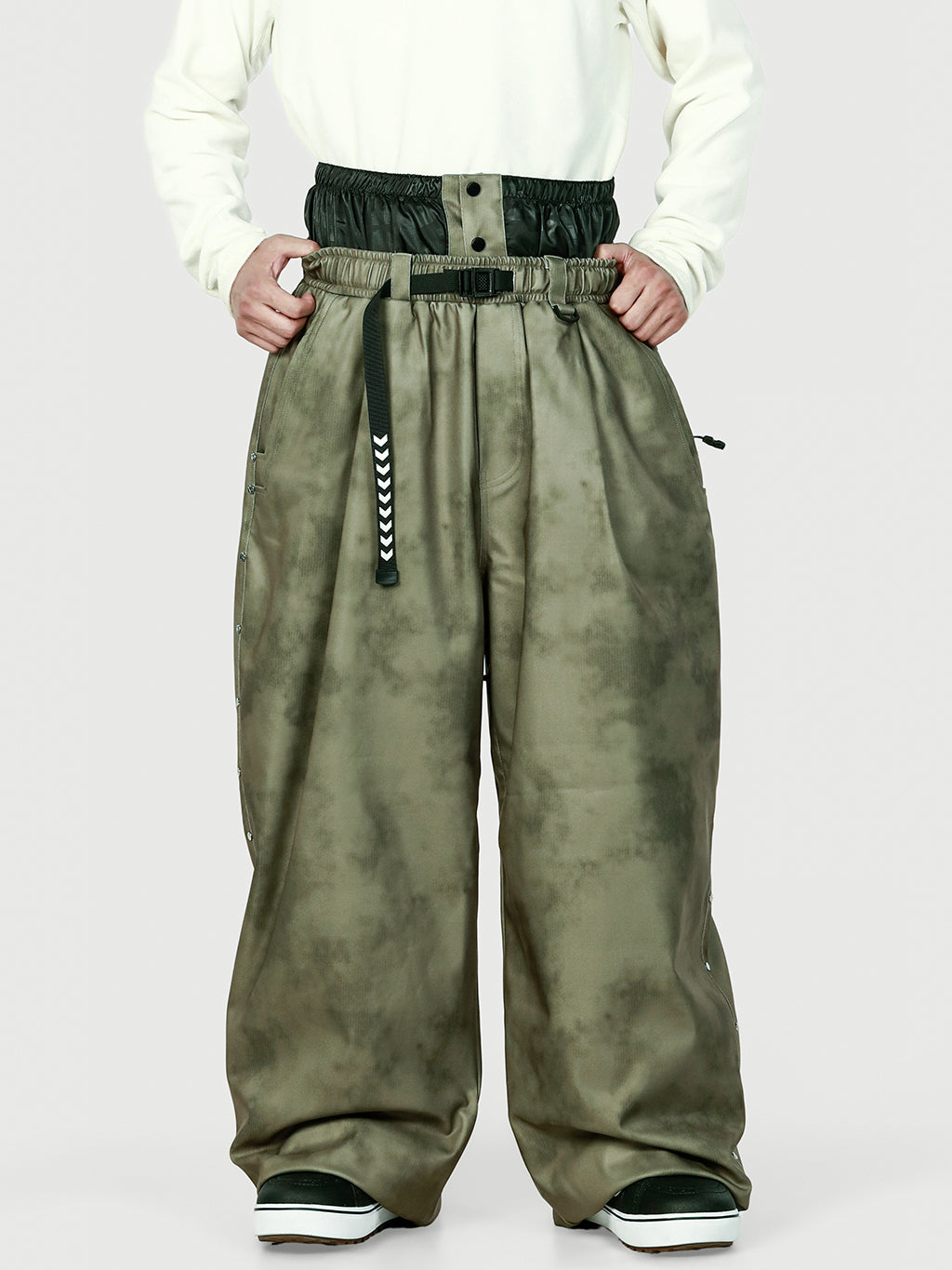 Urban Vibe Herren-Schneehose im Workwear-Stil mit Nietenbesatz, weitem Schnitt und lässiger Passform.