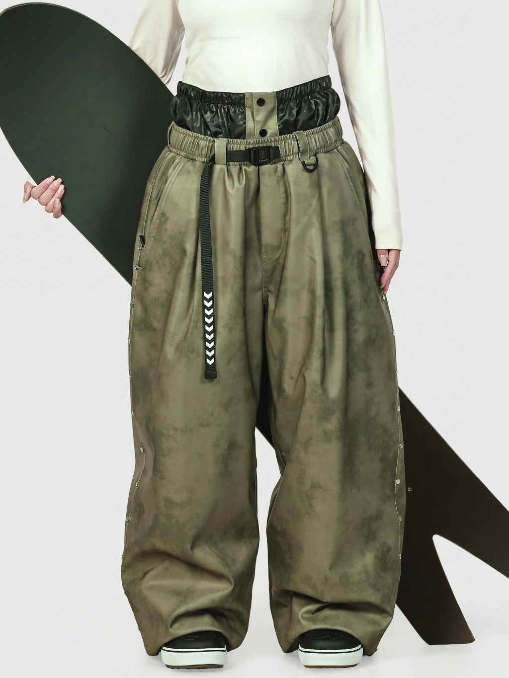 Urban Vibe Damen-Arbeitskleidungs-inspirierte, nietenverzierte, weite OG Baggy Schneehose