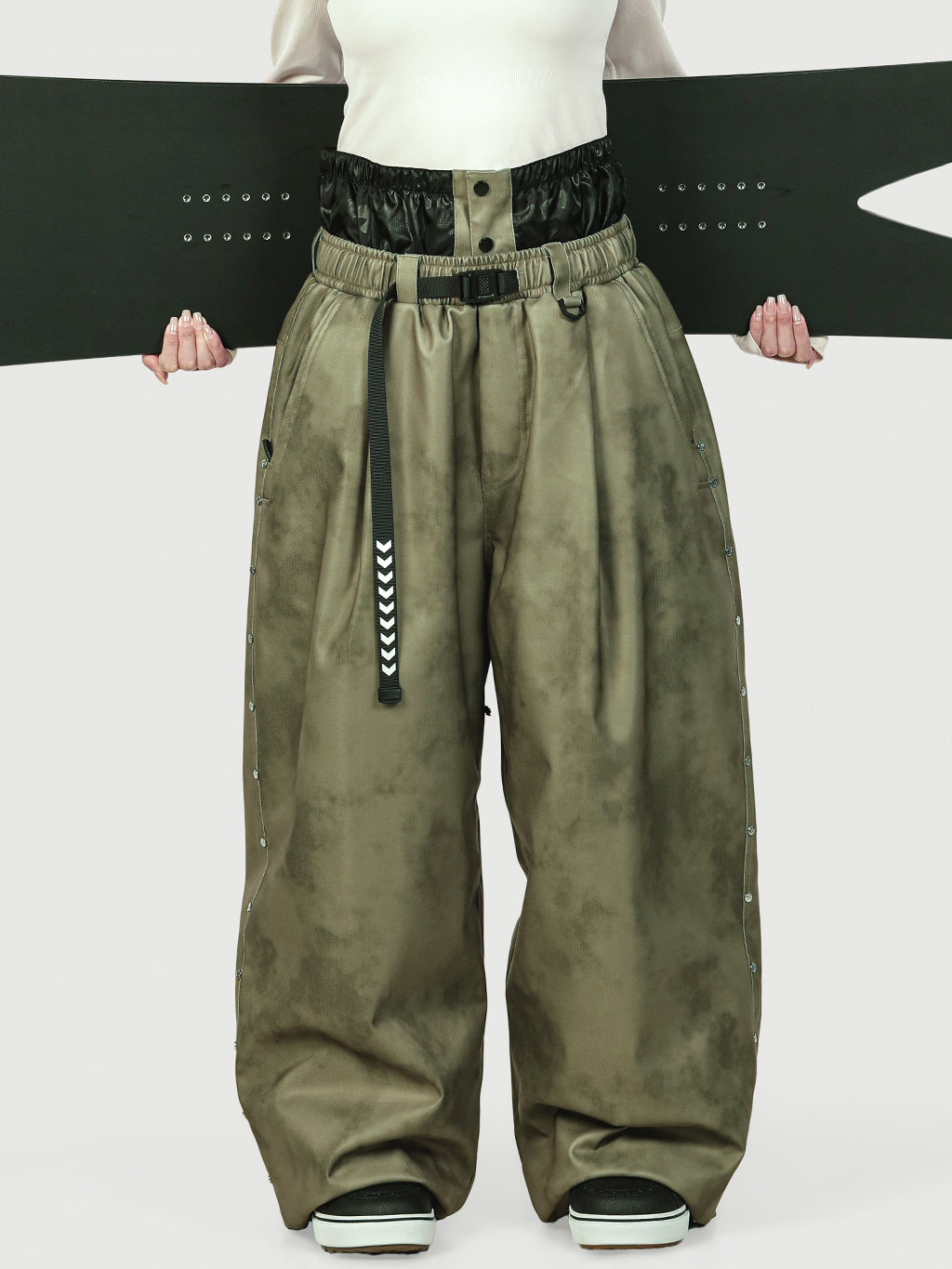 Urban Vibe Damen-Arbeitskleidungs-inspirierte, nietenverzierte, weite OG Baggy Schneehose