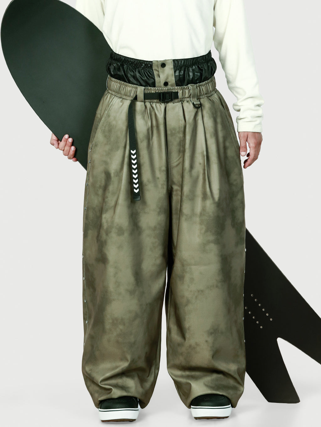 Urban Vibe Herren-Schneehose im Workwear-Stil mit Nietenbesatz, weitem Schnitt und lässiger Passform.