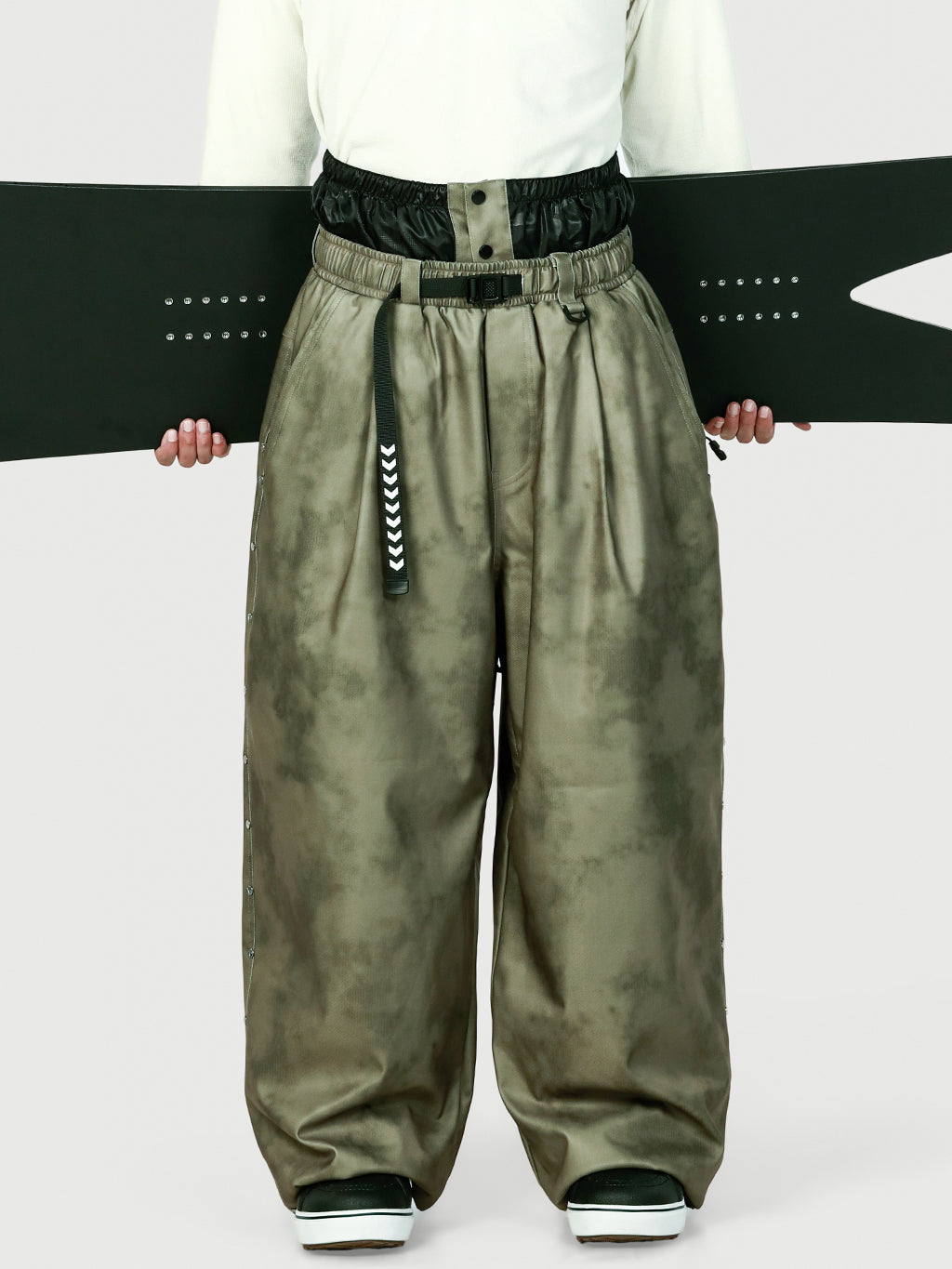 Urban Vibe Herren-Schneehose im Workwear-Stil mit Nietenbesatz, weitem Schnitt und lässiger Passform.