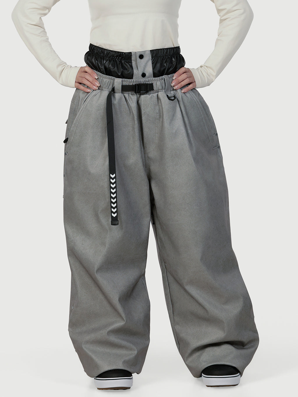 Urban Vibe Damen-Arbeitskleidungs-inspirierte, nietenverzierte, weite OG Baggy Schneehose