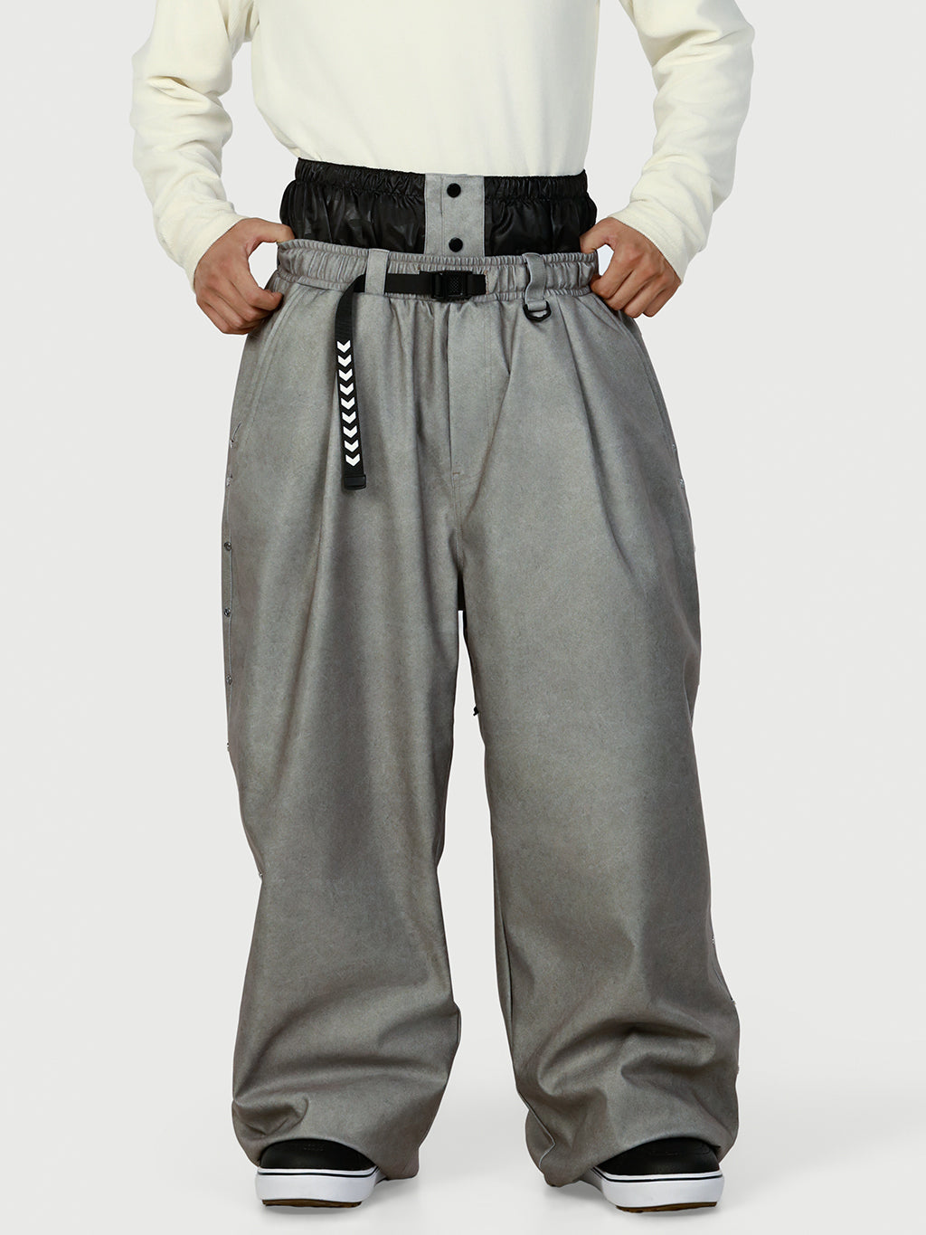 Urban Vibe Herren-Schneehose im Workwear-Stil mit Nietenbesatz, weitem Schnitt und lässiger Passform.