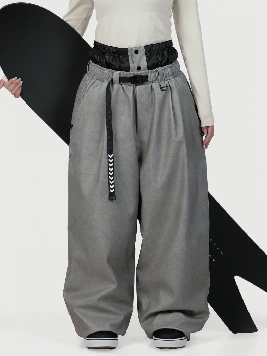 Urban Vibe Damen-Arbeitskleidungs-inspirierte, nietenverzierte, weite OG Baggy Schneehose