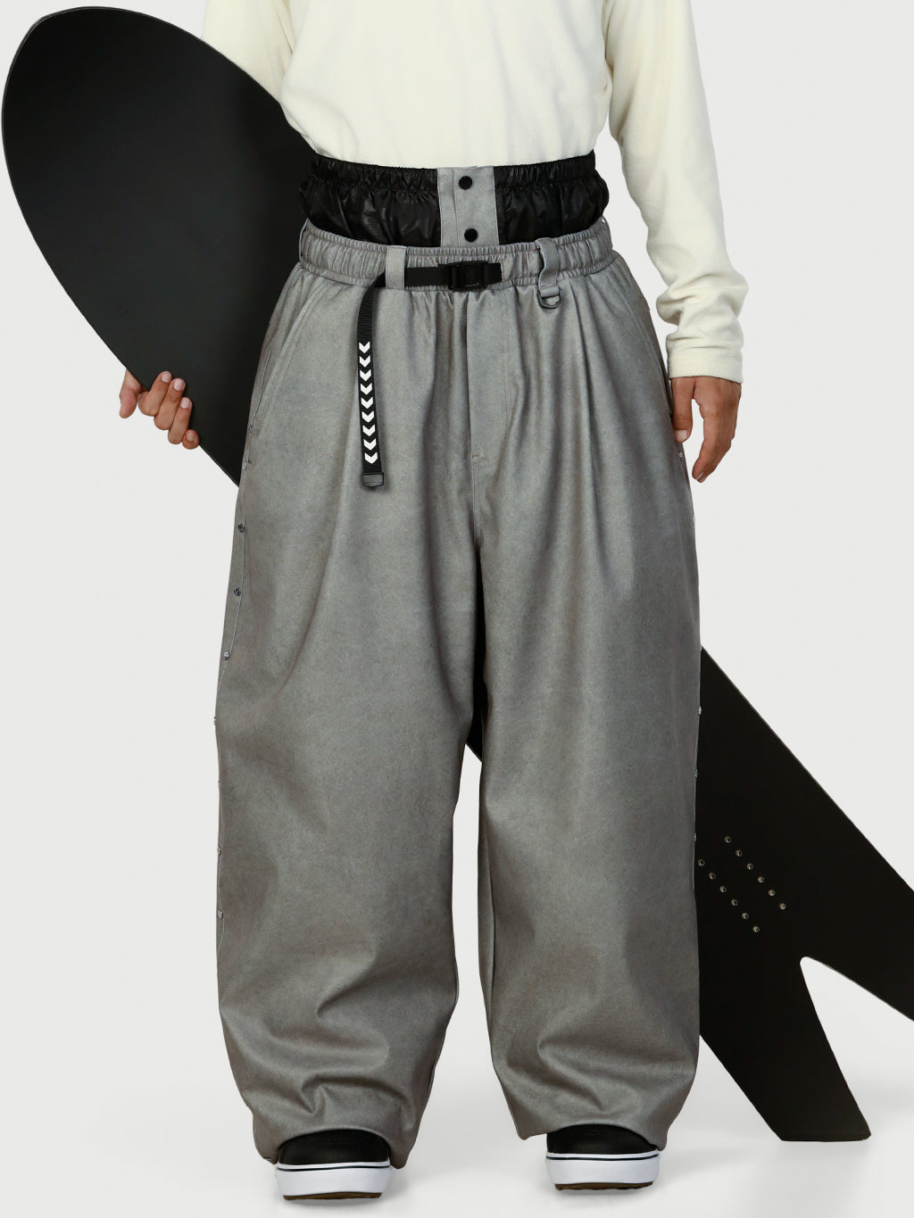 Urban Vibe Herren-Schneehose im Workwear-Stil mit Nietenbesatz, weitem Schnitt und lässiger Passform.