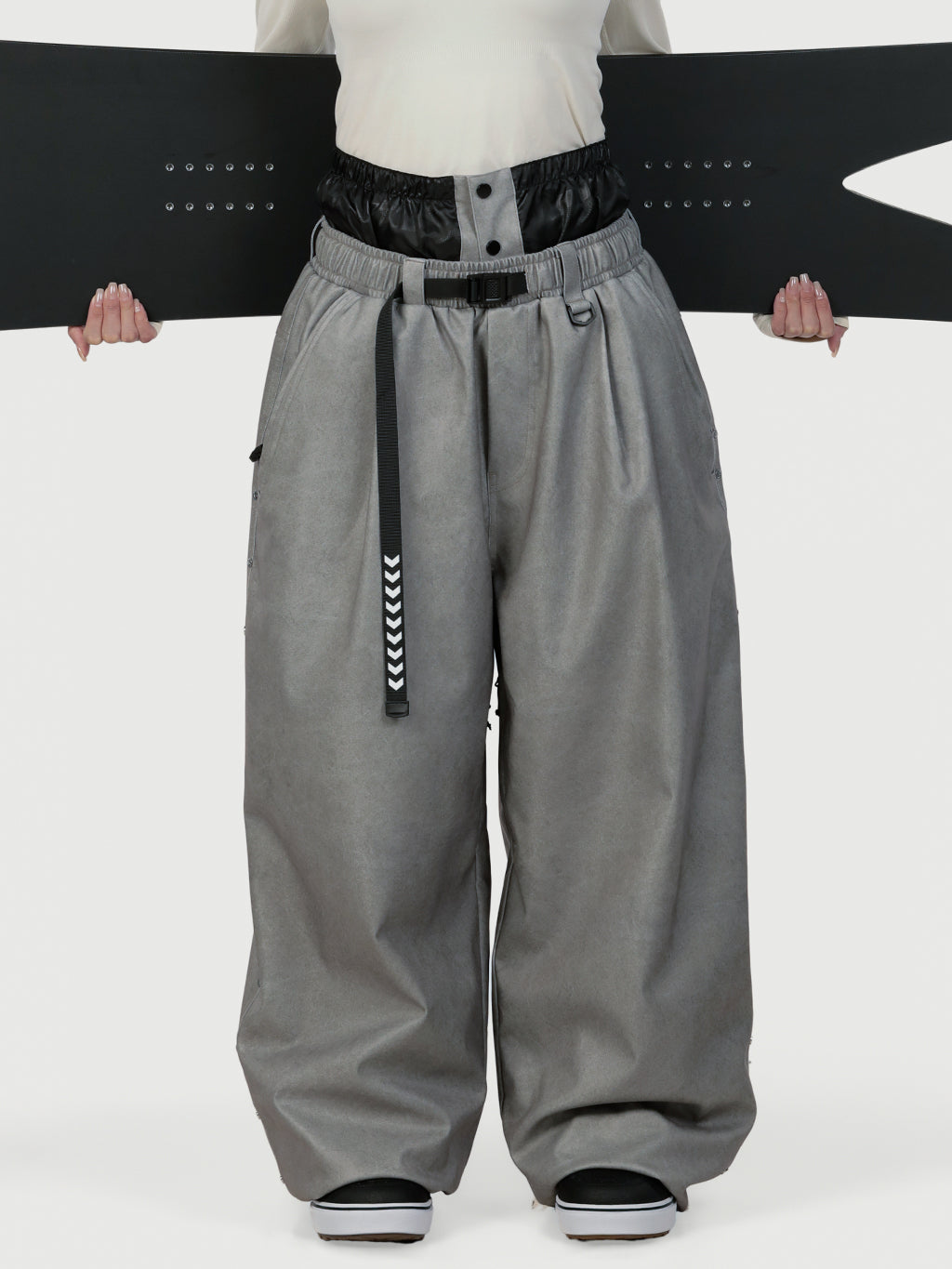 Urban Vibe Damen-Arbeitskleidungs-inspirierte, nietenverzierte, weite OG Baggy Schneehose