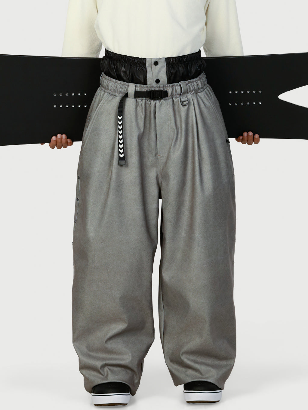 Urban Vibe Herren-Schneehose im Workwear-Stil mit Nietenbesatz, weitem Schnitt und lässiger Passform.