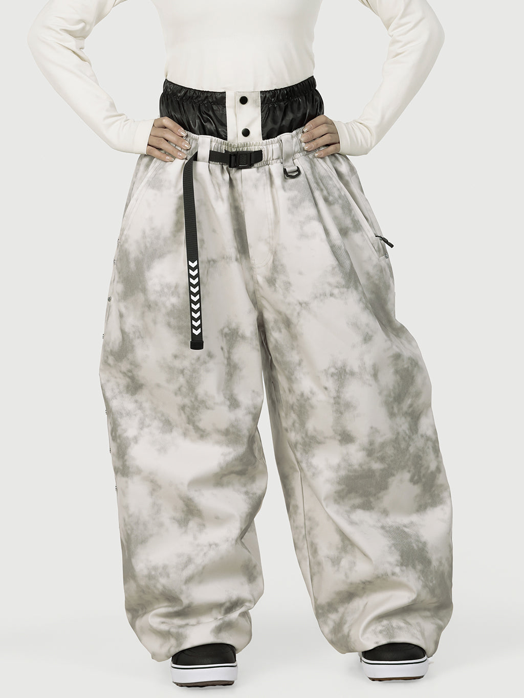 Urban Vibe Damen-Arbeitskleidungs-inspirierte, nietenverzierte, weite OG Baggy Schneehose