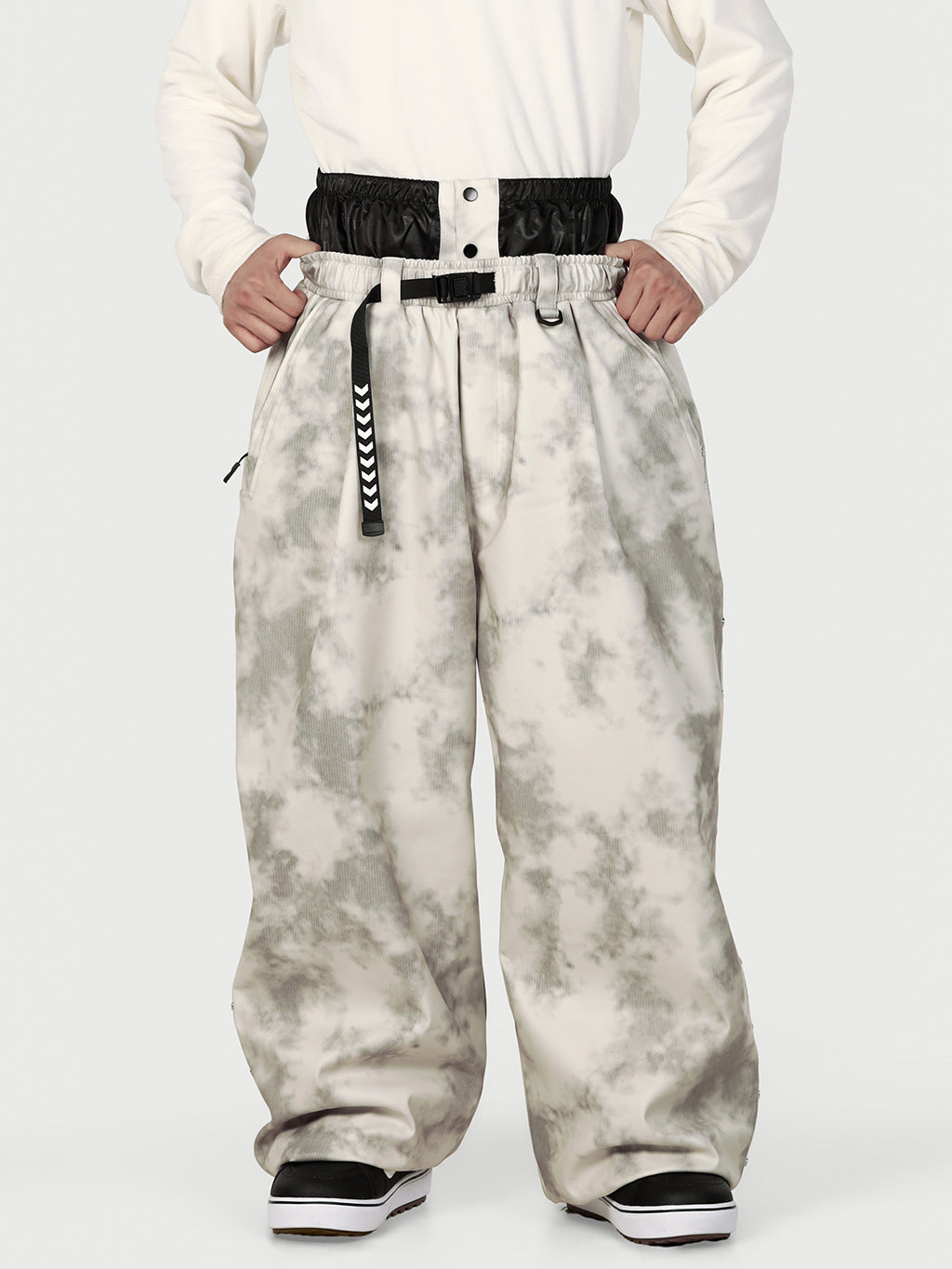 Urban Vibe Herren-Schneehose im Workwear-Stil mit Nietenbesatz, weitem Schnitt und lässiger Passform.