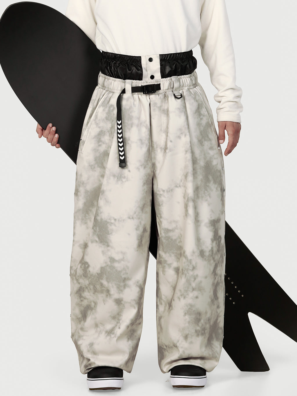 Urban Vibe Herren-Schneehose im Workwear-Stil mit Nietenbesatz, weitem Schnitt und lässiger Passform.