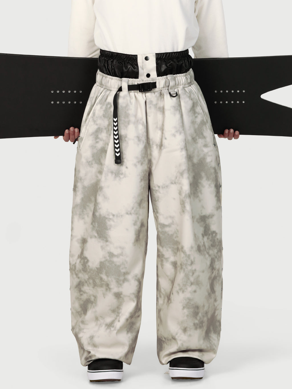 Urban Vibe Herren-Schneehose im Workwear-Stil mit Nietenbesatz, weitem Schnitt und lässiger Passform.