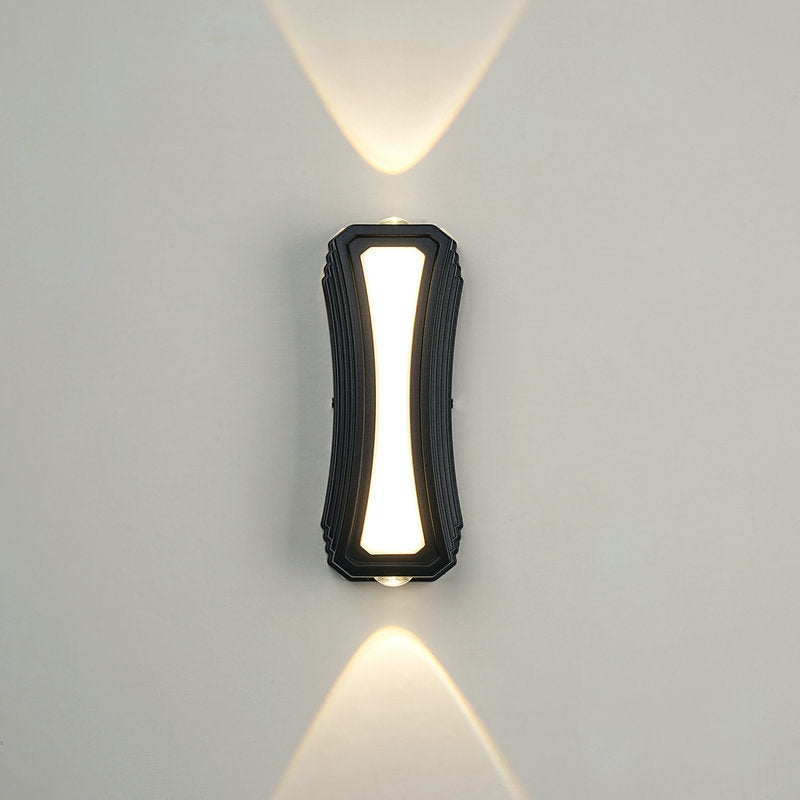 LED Wandleuchte schwarz an heller Hauswand bei Nacht