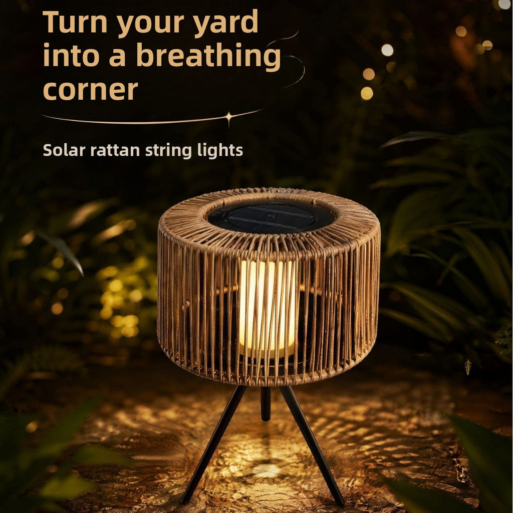 Solar Bodenleuchte in Rattanoptik auf der Terrasse